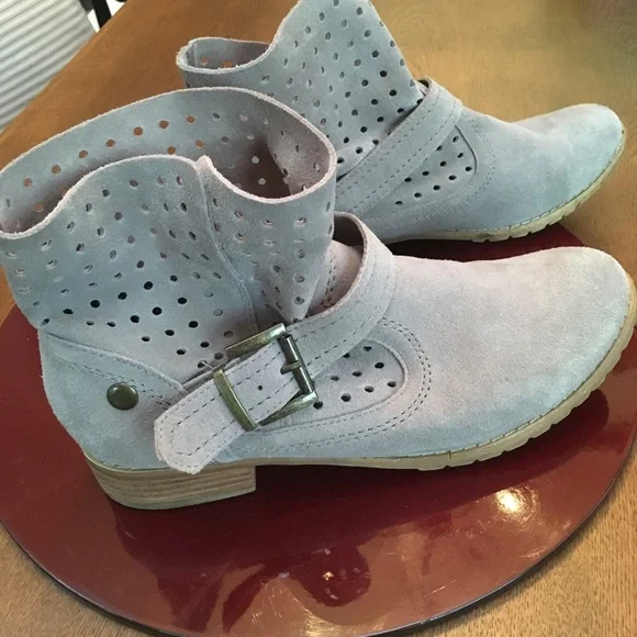 Restricted brand Ankle booties, sz 8. Tan suede. Ex condition. - Picture 1 of 4